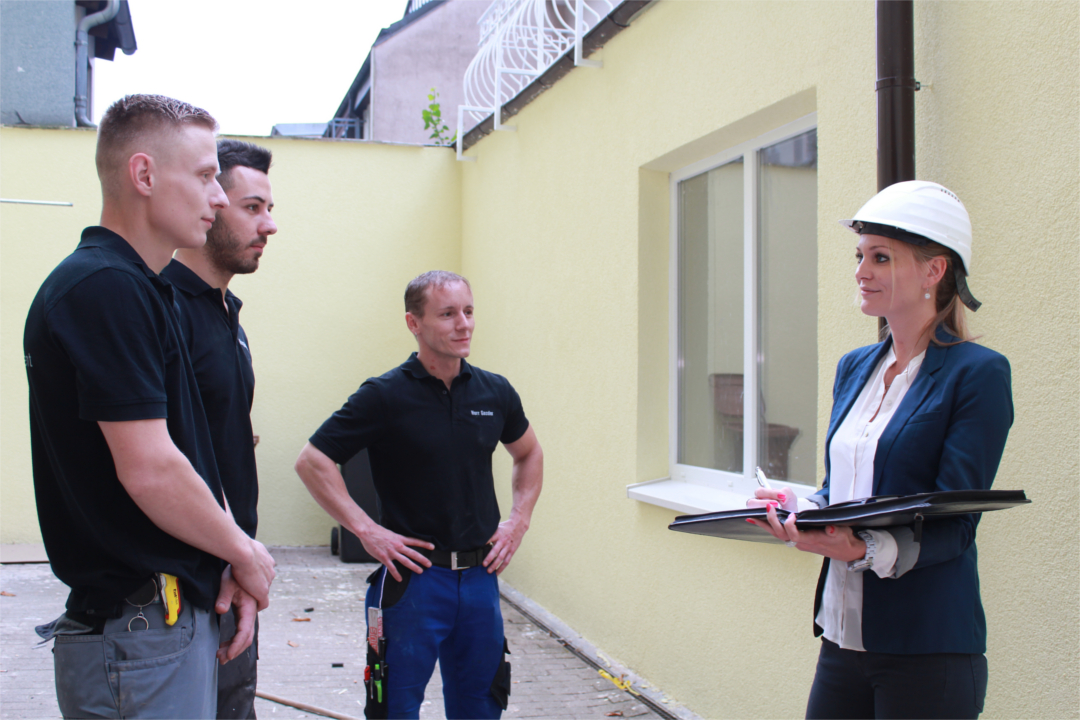Drei unserer kompetenten ENOS-Mitarbeiter zusammen mit unserer ebenso kompetenten Bauleiterin bei einer Projektbesprechung.